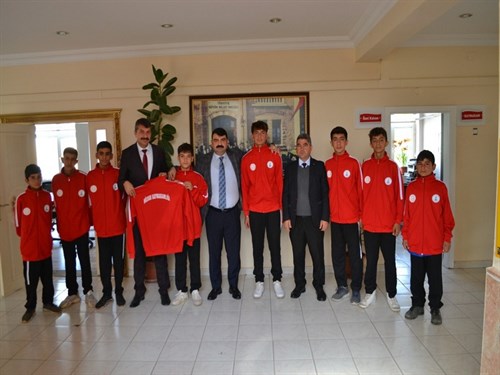KAYMAKAMLIĞIMIZDAN LİSE ÖĞRENCİLERİNDEN OLUŞAN KULÜBE FORMA VE EŞOFMAN TAKIMI DESTEĞİ