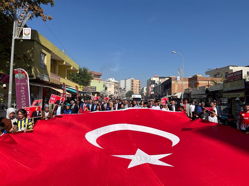  İLÇEMİZDE CUMHURİYET YÜRÜYÜŞÜ DÜZENLENDİ